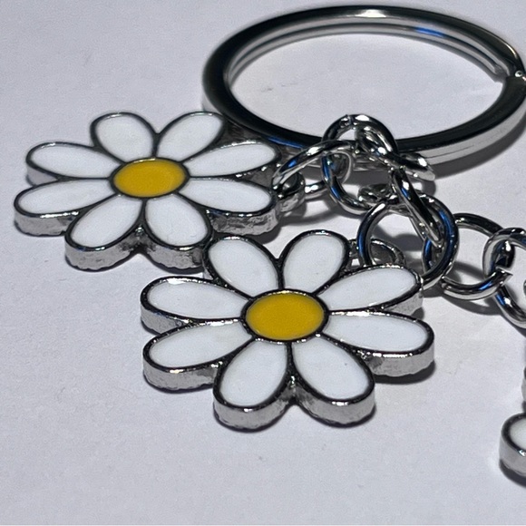 🎉 HP 🎉 White Flower Bag Charm Keychain - Picture 2 of 3